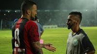 Striker Persipura Jayapura, Marcel Sacramento, terlihat akrab dengan gelandang Persela Lamongan, Diego Assis, setelah Jakajaya Friendly Games, Jumat (9/3/2018). (Bola.com / Aditya Wani)