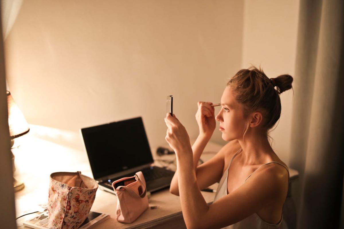 Ilustrasi Penggunaan Makeup