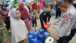 Kabid Humas Polda Aceh Kombes Joko Krisdiyanto mengatakan, penyaluran air bersih tersebut merupakan wujud kepedulian Polri kepada masyarakat yang mengalami kekurangan air. (Chaideer Mahyuddin/AFP)
