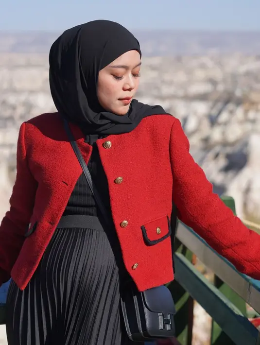 <p>Gaya lainnya bisa dengan menggunakan blazer seperti Lesty. Kamu bisa pilih rok atau dress sebagai pelengkap outfit. [Instagram/lestykejora]</p>