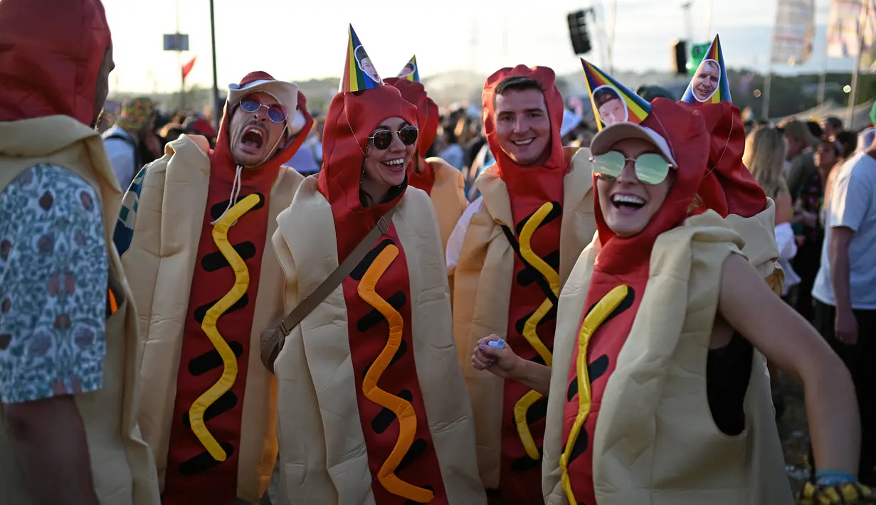 Reaksi pengunjung festival yang mengenakan pakaian hotdog di kawasan Silver Hayes pada Hari ke-2 festival Glastonbury di desa Pilton di Somerset, barat daya Inggris, pada 22 Juni 2023. Festival berlangsung dari 21 Juni hingga 26 Juni. (Photo by Oli SCARFF / AFP)