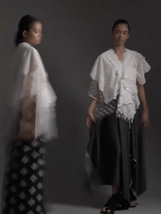 Lulu Lutfi Labibi menampilkan koleksi khas untuk hari Lebaran. sIluet unik namun estetik menyempurnakan gaya Sahabat Fimela di Hari Raya. {Foto: Instagram/ Lulu Lutfi Labibi]