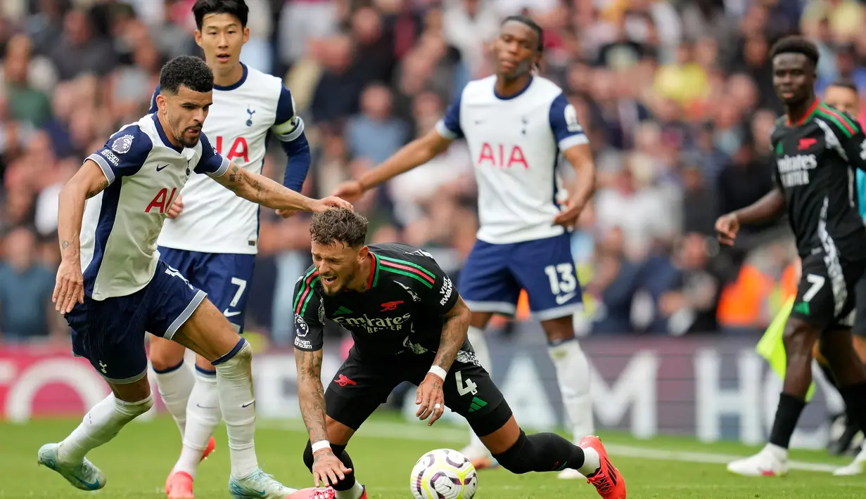 Hingga akhir babak pertama, kedua tim masih kesulitan mencetak gol. (AP Photo/Kin Cheung)