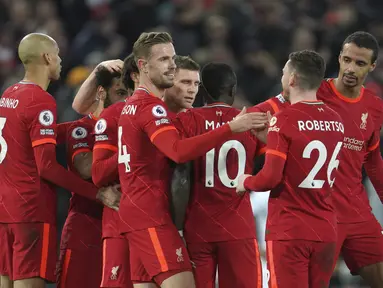 Penyerang Liverpool, Sadio Mane (tengah) merayakan golnya bersama rekan satu timnya ke gawang Leeds United selama pertandingan lanjutan Liga Inggris di stadion Anfield di Liverpool, Inggris, Kamis (24/2/2022). Mane mencetak dua gol dan Liverpool menang telak atas Leeds United 6-0.  (AP Photo/Jon Sup