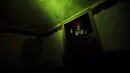Aktor berkostum badut bersiap menakut-nakuti pengunjung di dalam rumah hantu Quinta Nova da Assuncao di Belas, Portugal (13/5). Pengunjung akan diajak tur di dalam rumah kosong Quinta Nova da Assuncao. (REUTERS/Rafael Marchante)