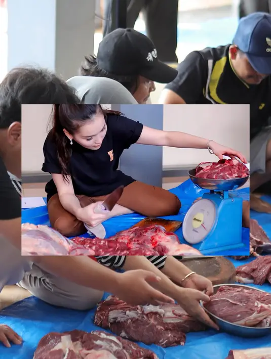Dia menimbang dagingnya dengan teliti agar pendistribusian daging kurban adil dan merata. (Foto: Instagram/ ayutingting92)