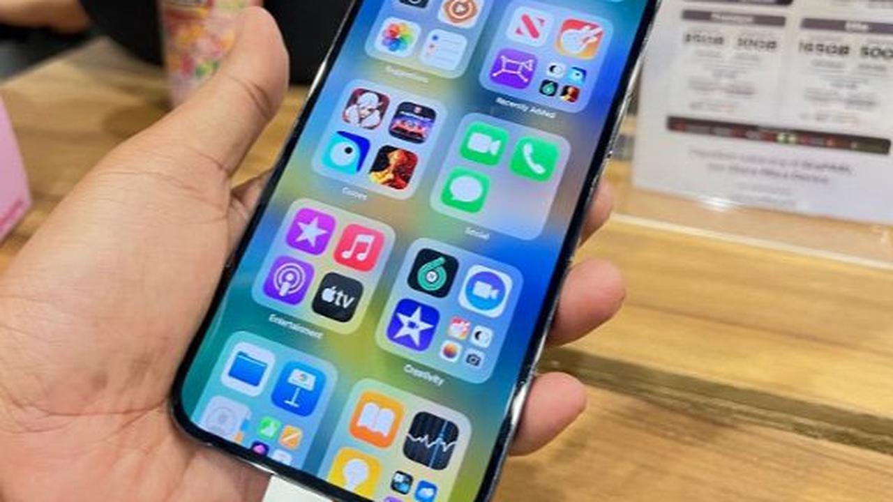 Penting untuk tidak menghubungkan iPhone dengan pengisi daya yang melebihi rekomendasi, karena dengan daya berlebih dapat menyebabkan panas berlebih pada HP dan akhirnya merusak baterai.
