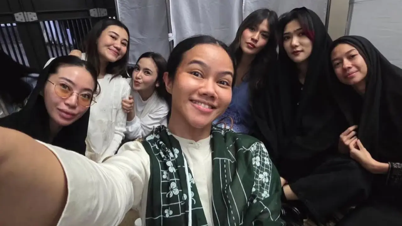 Sederet Artis Hadir di Tahlilan Vidi Aldiano. [@yurayunita]