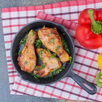 Ayam panggang paprika dengan saus yogurt bawang putih yang bergizi dapat menjadi pilihan sebagai menu berbuka puasa bersama keluarga. (Foto/dok: Freepik/azerbaijan_stockers)
