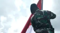 Warga Papua dan TNI mengganti bendera bintang kejora dengan merah putih. (Ist)