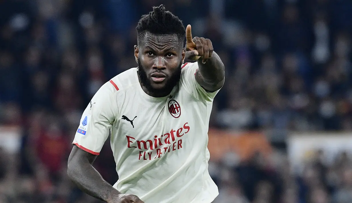 Franck Kessie - Tampil apik di lini tengah AC Milan membuat mantan pemain Atalanta ini menuntut kenaikan gaji. Jika manajemen Rossoneri tak mau menyanggupinya maka kemungkinan Kessie tak akan memperpanjang masa bakti dan akan pindah secara gratis. (AFP/Filippo Monteforte)