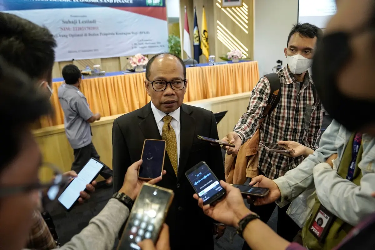 Anggota Dewan Pengawas Badan Pengelola Keungan Haji (BPKH), Suhaji Lestiadi dikukuhkan sebagai Doktoral Fakultas Ekonomi di Univeritas Trisakti.