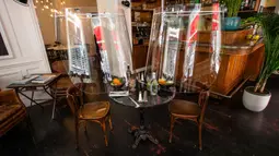 Purwarupa gelembung plexiglass Plex'Eat karya desainer Christophe Gernigon terlihat di restoran H.A.N.D di Paris, Prancis, pada 27 Mei 2020. Pelindung plexiglass Plex'Eat untuk menyelubungi pengunjung sehingga melindungi mereka dari virus corona Covid-19. (Xinhua/Aurelien Morissard)