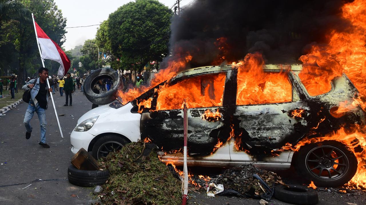 FOTO: Demo Ricuh di Kwitang Usai Kematian Driver Ojol Tertabrak Rantis Brimob