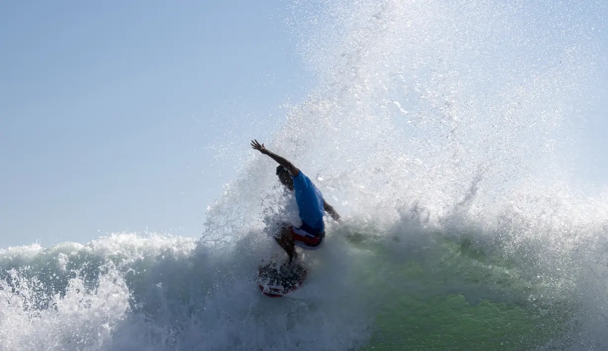 Berkat hasil apik ini, peselancar 21 tahun itu akan ditantang wakil tuan rumah yakni Kanoa Igarashi pada babak 16 besar di Tsurigasaki Surfing Beach, Senin (26/7/2021). (Foto:AP/Olivier Morin,Pool)