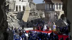 Paus Fransiskus, dikelilingi oleh puing-puing gereja yang hancur, memimpin doa bagi para korban perang di Lapangan Gereja Hosh al-Bieaa, Mosul, Irak, yang pernah menjadi ibu kota de-facto ISIS, Minggu (7/3/2021). (AP Photo/Andrew Medichini)