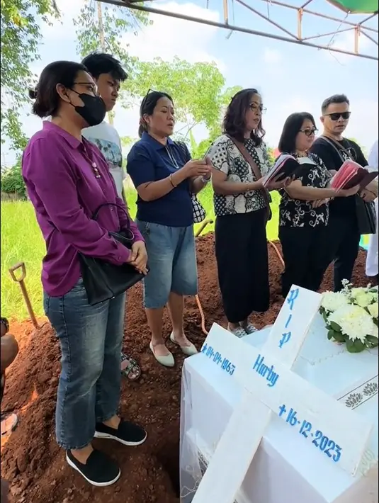 Belum lama ini, aktor Afdal Yusman melalui media sosialnya mengumumkan kabar duka. Afdal juga membagikan momen saat mengantarkan jenazah ke peristirahatan terakhirnya. [TikTok/afdhalyusmann]