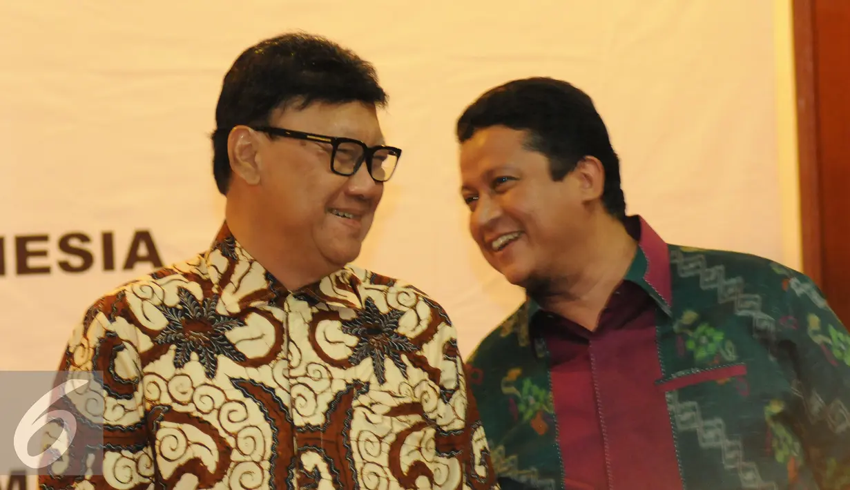Mendagri Thahjo Kumolo (kiri) berbincang dengan Ketua Bawaslu Muhammad jelang penandatangan nota kesepahaman netralitas aparatur sipil negara di Jakarta, Jumat (2/10/2015). Penantanganan MoU terkait Pilkada Serentak 2015. (Liputan6.com/Helmi Fithriansyah)
