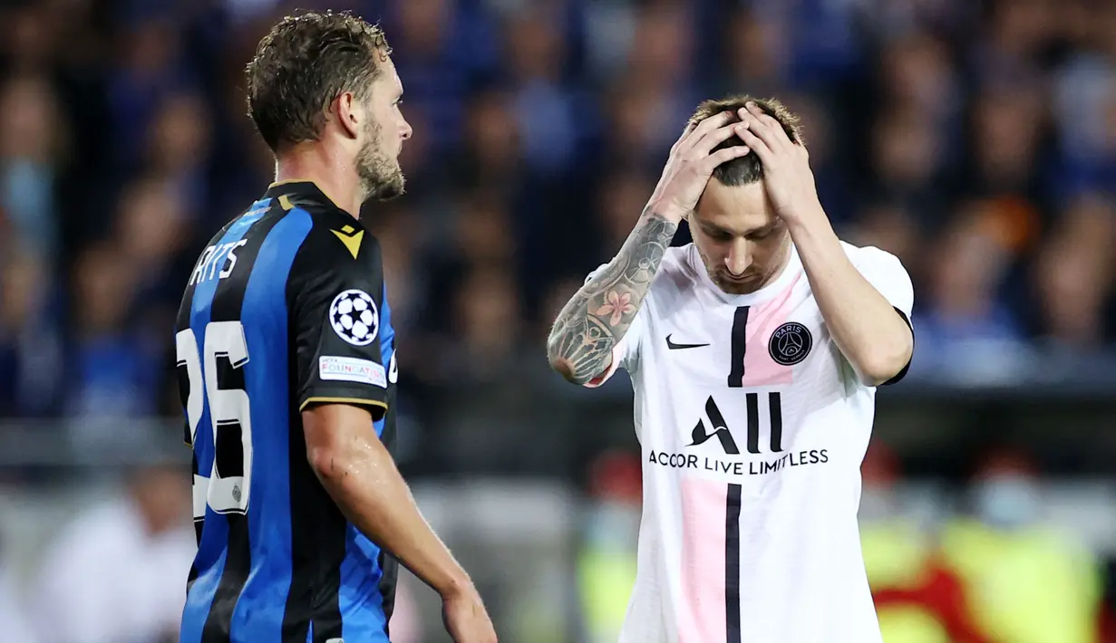 Megabintang Lionel Messi tampak kecewa usai gagal membawa Paris Saint-Germain (PSG) meraih kemenagan atas Club Brugge pada matchday 1 Grup A Liga Champions 2021/2022 di Jan Breydel Stadium, Kamis (16/9/2021). (AFP/Kenzo Tribouillard)