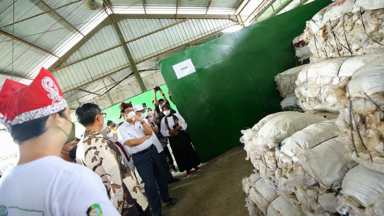 Kunker Menko Marves, Luhut B. Pandjaitan saat di TPS3R Muncar dan melihat sampah plastik yang akan diekspor ke Austria (Istimewa)