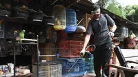 Petugas menyemprotkan cairan disinfektan untuk mencegah virus flu burung di Pasar Barito, Jakarta, Senin (28/3/2022). Penyemprotan disinfektan, pemeriksaan kesehatan hewan dan vaksinasi rabies gratis untuk mengantisipasi penyebaran penyakit di pasar hewan tersebut. (Liputan6.com/Herman Zakharia)