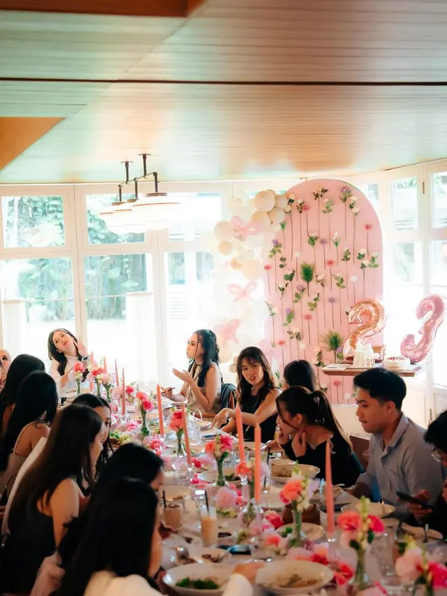 6 Gaya Rebecca Klopper Rayakan Ulang Tahun ke-23 dengan Sentuhan Vintage Elegan, Intimate Bareng Sahabat ‘Mermaid in Love’