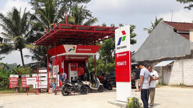 Aktivitas di Pestashop 4P.53147 di Desa Cingebul, Kecamatan Lumbir, Banyumas, Jawa Tengah. Konsumen pertashop adalah sepeda motor. (Foto: Liputan6.com/Muhamad Ridlo)