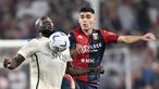 Pemain AS Roma, Romelu Lukaku (kiri) berebut bola dengan pemain Genoa, Johan Vasquez pada laga lanjutan Liga Italia 2023/2024 yang berlangsung di Luigi Ferraris Stadium, Genoa, Italia, Jumat (29/09/2023) dini hari WIB. Laga tersebut dimenangkan oleh Genoa dengan skor 4-1. (AP Photo/LaPresse/Tano Pecoraro)