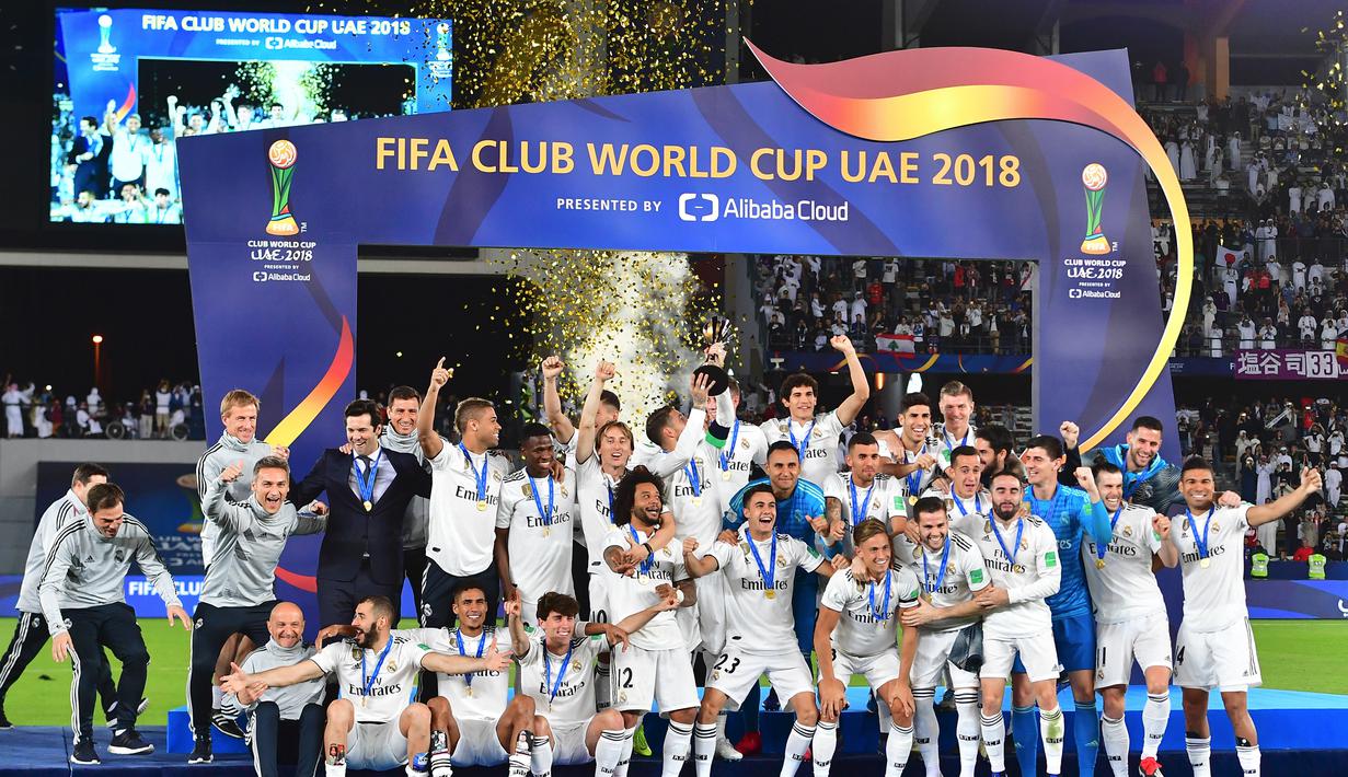 Para pemain Real Madrid merayakan gelar juara usai mengalahkan Al-Ain pada laga final Piala Dunia Antarklub di Stadion Zayed Sports City, Abu Dhabi, Sabtu (22/12). Al-Ain kalah 1-4 dari Madrid. (AFP/Giuseppe Cacace)