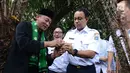 Gubernur DKI Jakarta Anies Baswedan mengupas buah salak saat ikut menghadiri acara panen  di Cagar Buah Condet, Kramatjati, Kamis (14/3). Anies berharap banyak warga mengonsumsi buah-buahan khas Betawi di tempat itu. (merdeka.com/Imam Buhori)