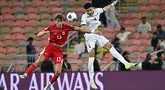 Pemain Timnas Indonesia, Mauro Zijlstra (kiri) berduel udara dengan pemain Iraq, Zaid Tahseen dalam laga putaran keempat Kualifikasi Piala Dunia 2026 yang berlangsung di Stadion King Abdullah Sports City, Jeddah, Arab Saudi, Sabtu (11/10/2025) waktu setempat. (AP Photo/Ali Issa)
