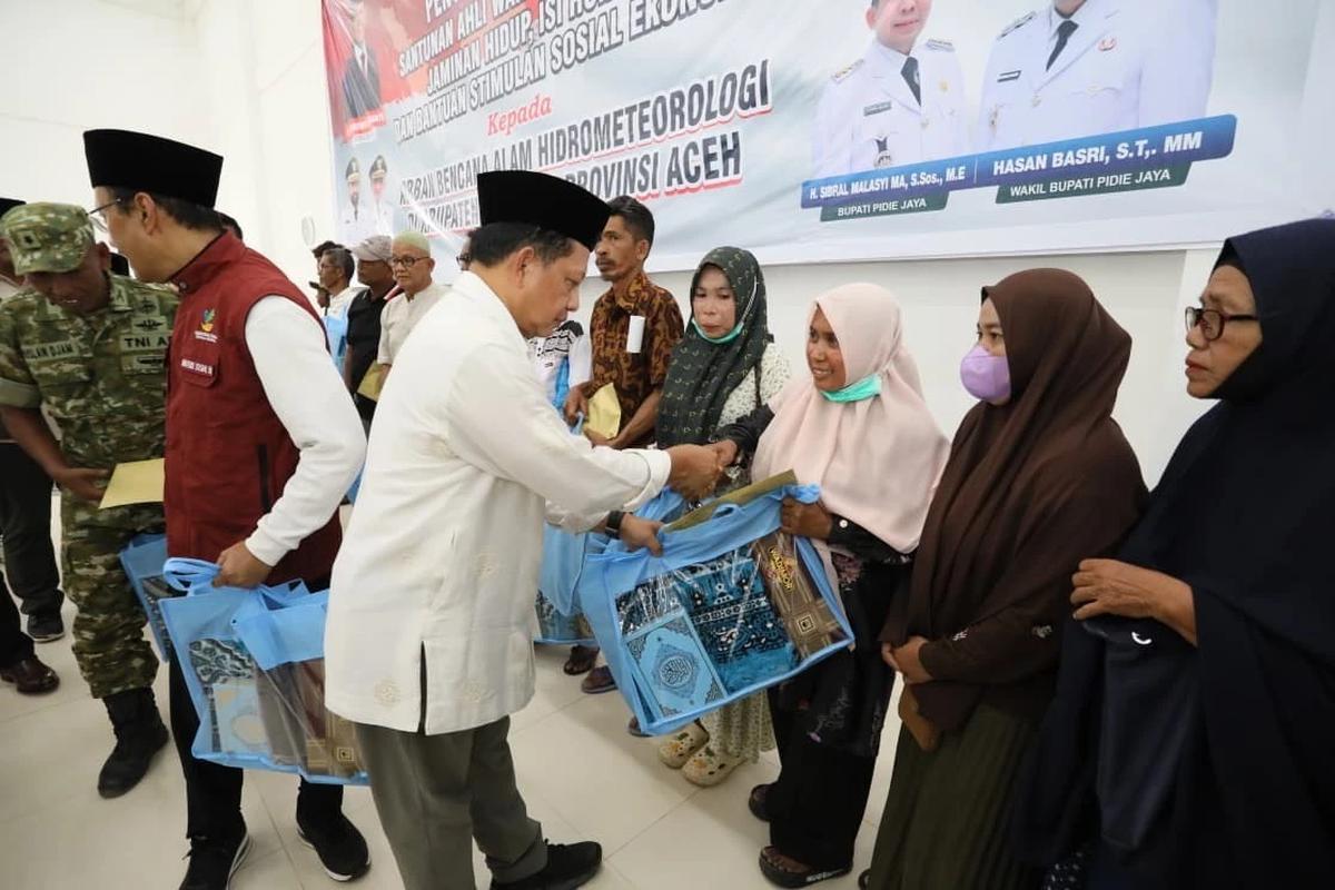 Kasatgas Percepatan Rehabilitasi dan Rekonstruksi (PRR) Tito Karnavian Salurkan Bantuan untuk Korban Bencana di Pidie Jaya