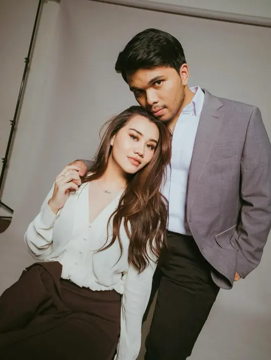 Pakai outfit ngantor, Aaliyah Massaid dan Thariq Halilintar bak pasangan CEO sebuah perusahaan [@aaliyah.massaid]