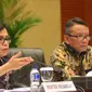 Menkeu Sri Mulyani Indrawati (kiri) saat memberikan keterangan terkait hasil Tax Amnesty tahap I di Kemenkeu, Jakarta, Jumat (14/10). Kemenkeu berencana mendata jumlah PNS yang ada di Indonesia. (Liputan6.com/Angga Yuniar)