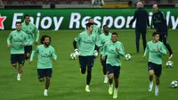 Bek Real Madrid Marcelo (kiri) bersama rekan-rekannya berlatih jelang menghadapi Galatasaray pada pertandingan Grup A Liga Champions di kompleks olahraga TT Ali Samiyen, Istanbul, Turki, Senin (21/10/2019). (Ozan KOSE/AFP)