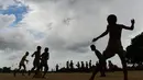 Anak-anak Rohingya bermain sepak bola di kamp pengungsi Kutupalong di Ukhia, Bangladesh, 19 Juli 2018. Bendera Argentina dan Brasil bahkan masih berkibar berdampingan dengan bendera Bangladesh di kamp pengungsi terbesar di dunia. (AFP/Munir UZ ZAMAN)