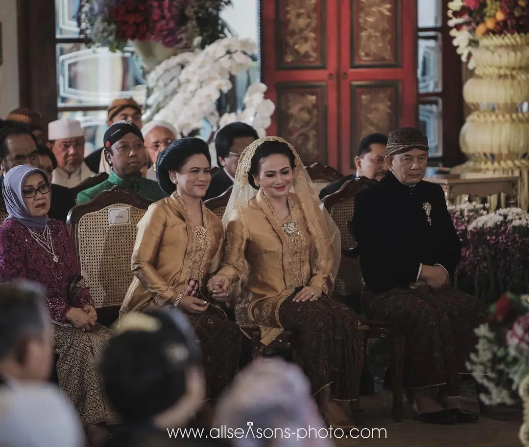 Kehangatan Iriana Jokowi dan besan di pernikahan Kahiyang Ayu dan Bobby Nasution [foto: instagram.com/allseasonsphoto]
