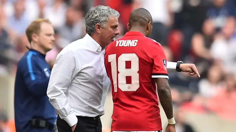 Bek Manchester United, Ashley Young.