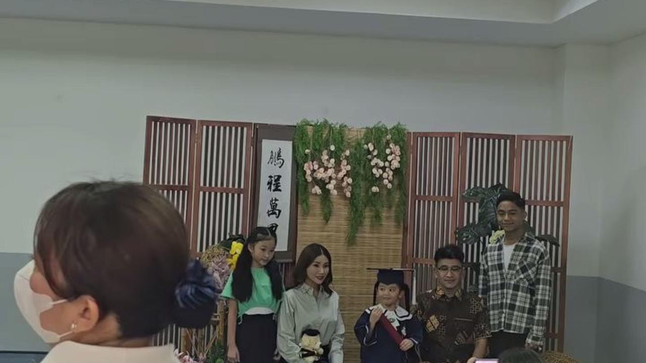 Sarwendah dan Ruben Onsu Terlihat Bersama di Kelulusan TK Anak, Foto Bareng Juga