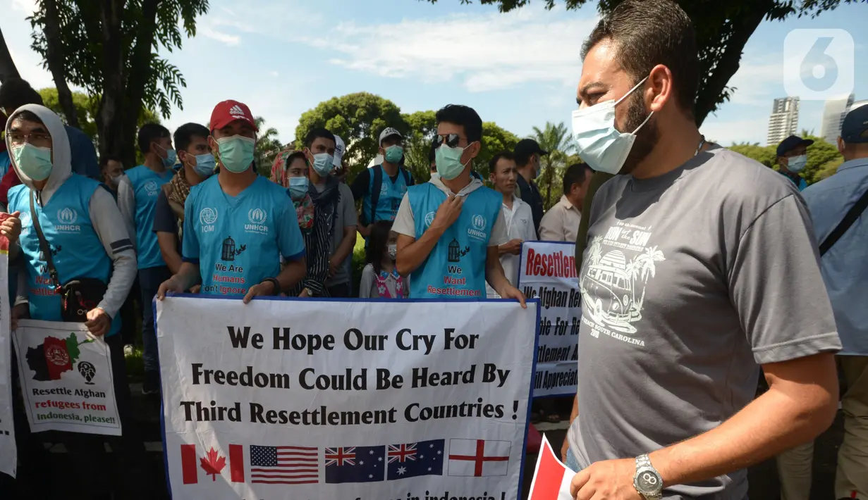 Sejumlah imigran  pencari suaka melakukan aksi unjuk rasa di depan kedutaan besar Australia, Kuningan, Jakarta, Jumat (3/6/2022). Dalam aksinya mereka menuntut kejelasan untuk mendapatkan suaka di Australia sebagai negara ketiga yang akan menampung setelah berpuluh tahun menunggu di Indonesia. (merdeka.com/Imam Buhori)