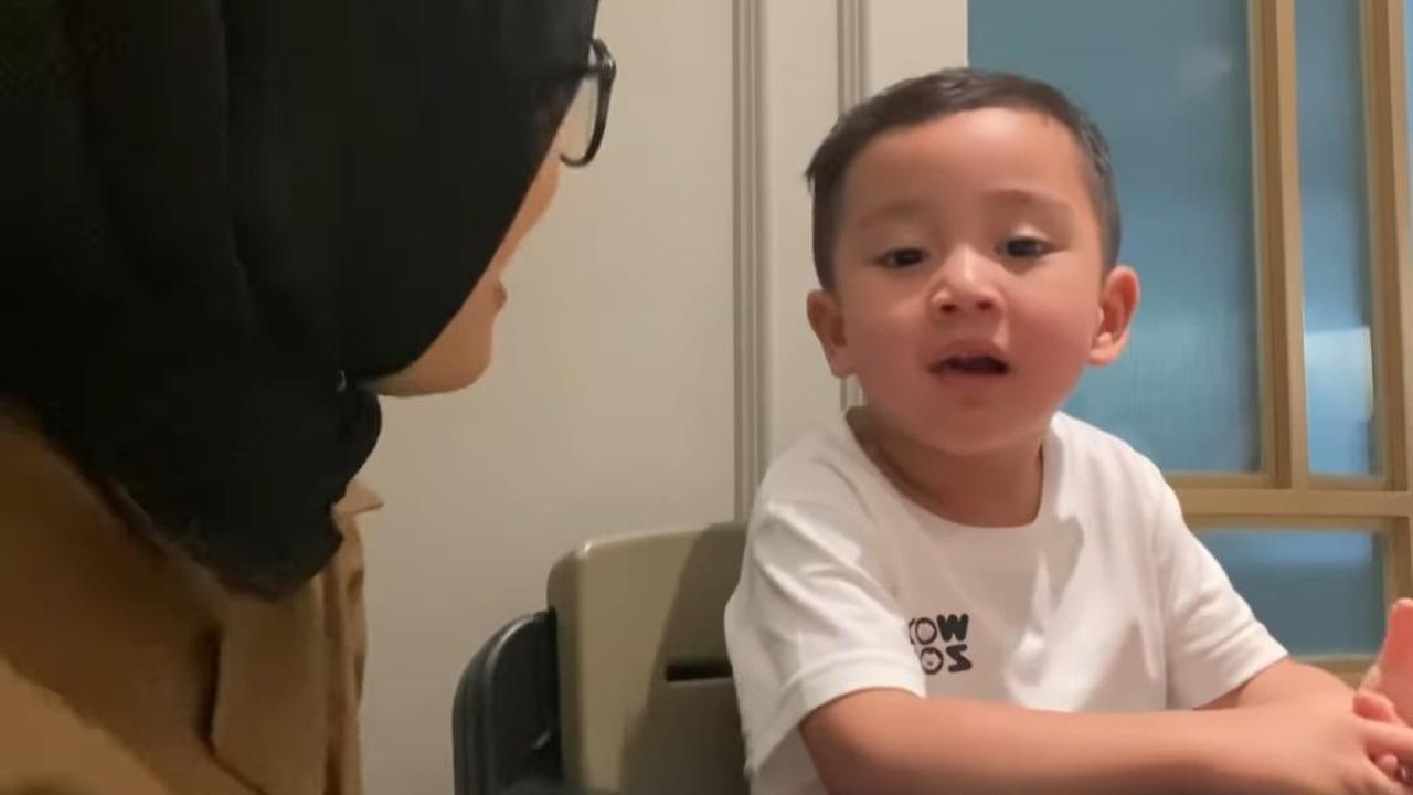 Saat ditanya oleh Livia, apakah akan datang ke acara pernikahannya, Rayyanza pun mengaku akan datang.<br>