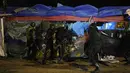 Militer Sri Lanka melepaskan tenda dari lokasi kamp protes anti-pemerintah di luar Sekretariat Presiden di Kolombo, Sri Lanka, Jumat (22/7/2022). Personel keamanan yang bersenjatakan pentungan mulai mencopot barikade yang didirikan pengunjuk rasa untuk menghalangi gerbang utama Sekretariat Presiden yang sebagian telah mereka kuasai awal Juli 2022. (AP Photo/Rafiq Maqbool)