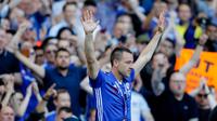 Kapten tim Chelsea John Terry mendapat penghormatan yang meriah dari rekan dan penggemarnya usai berakhirnya pertandingan melawan Sunderland di Stamford Bridge, Inggris, Minggu (21/5). (AP Photo/ Frank Augstein)