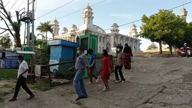 Warga Gereja memarkir mobil di halaman masjid Agung Al Kautsar Kendari.(Liputan6.com/Ahmad Akbar Fua)