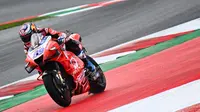 Pembalap Pramac Ducati, Jorge Martin, menjadi yang tercepat pada sesi kualifikasi MotoGP Austria yang digelar di Sirkuit Red Bull Ring, Sabtu (14/8/2021) malam WIB. (AFP/Joe Klamar)
