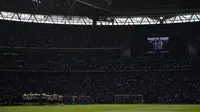 Para pemain mengheningkan cipta selama satu menit untuk memberikan penghormatan kepada penyerang Liverpool asal Portugal, Diogo Jota, dan saudaranya, Andre Silva, yang meninggal dunia dalam kecelakaan mobil menjelang pertandingan Community Shield antara Crystal Palace dan Liverpool di Stadion Wembley, London, pada 10 Agustus 2025. (Glyn KIRK/AFP)