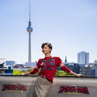 Dalam rangkaian tur promosi film Spider-Man: Brand New Day di Berlin, aktris berusia 29 tahun itu tampil dengan gaya kasual yang tetap sarat karakter mengenakan busana dari koleksi Coach Fall 2026. [Dok/Coach].