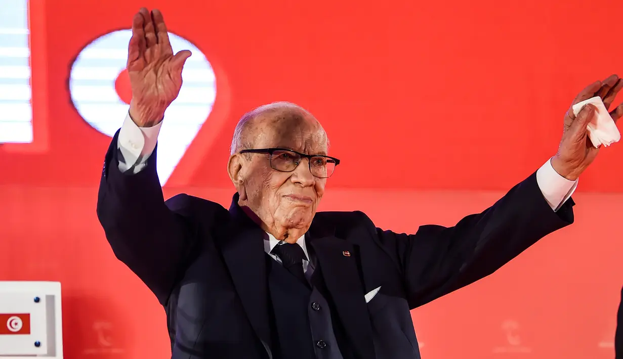 File foto ketika Presiden Tunisia Beji Caid Essebsi melambaikan tangan kepada pendukung selama peluncuran kongres partai Nidaa Tounes di Monastir, sekitar 165 km ibu kota Tunis, 6 April 2019. Presiden tertua di dunia ini meninggal dunia di usia 92 tahun pada Kamis (25/7/2019). (FETHI BELAID/AFP)