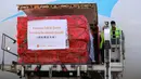FOTO2:
Pasokan medis China untuk Belgia diturunkan di Bandara Liege, Liege, Belgia, Senin (16/3/2020). Bantuan 300 ribu masker wajah dari sumbangan badan-badan amal di China tersebut upaya negeri Tirai Bambu untuk membantu Belgia melawan penyebaran virus corona COVID-19. (Xinhua/Zhang Cheng)