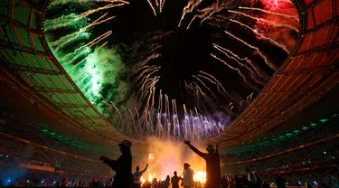 Kembang api ditembakkan dari atap Stade de France pada akhir Upacara Penutupan Pertandingan Paralimpiade Paris 2024, di Saint-Denis, Paris, pada 8 September 2024. Thibaud MORITZ/AFP)